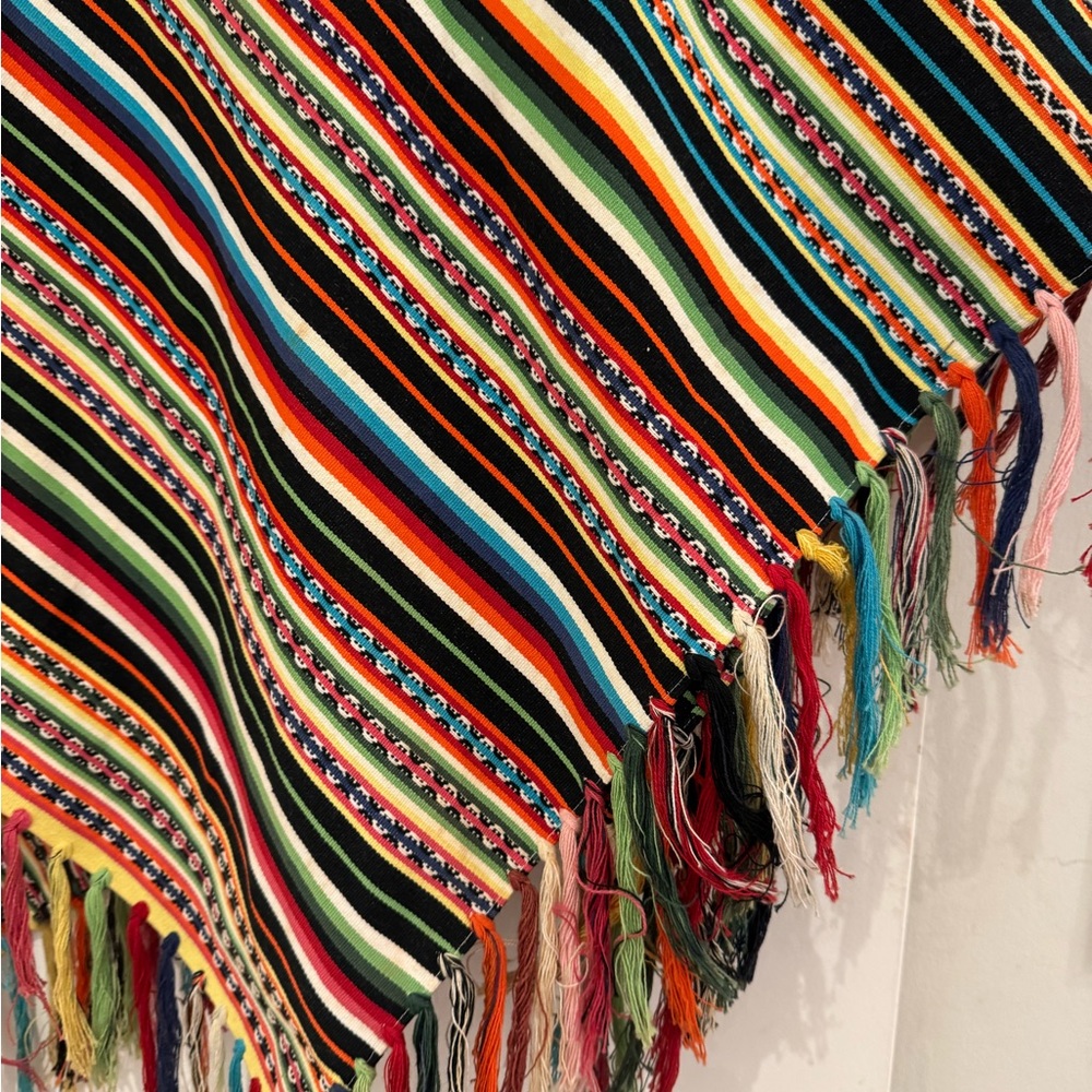 Stunning vintage handcrafted peruvian Multicolor Striped Poncho. Thick fabric. - Picture 4 of 7